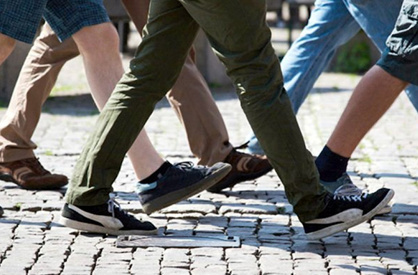 走路時「腳趾抓地」恐得筋膜炎？專家建議正確站立姿勢須呈「一直線」