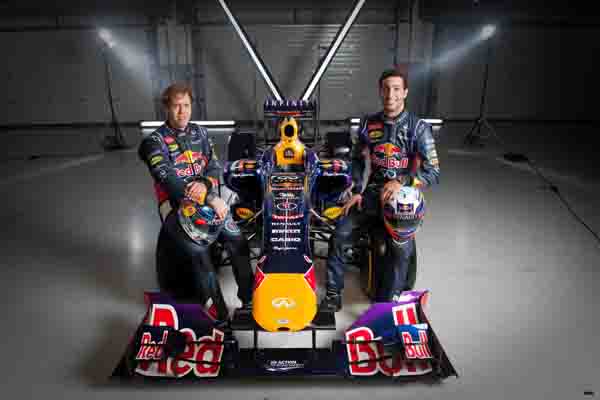  EDIFICE X Infiniti Red Bull Racing黑金競速 「黑」夜競速「金」準時計霸氣登場