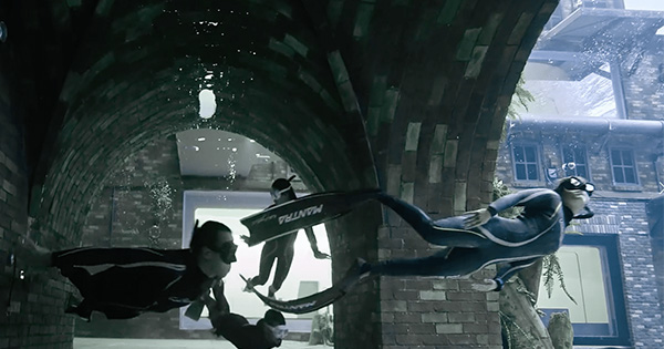世界最深泳池「深潛杜拜」超浮誇，悠游在沉沒大樓裡是什麼感覺？