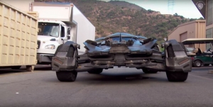 蝙蝠俠最新一代正宗座駕開給你看！加州華納兄弟影城正式展出「可上路」的新一代蝙蝠車