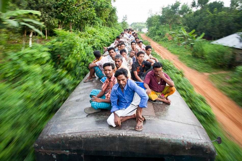 孟加拉恐怖通勤之旅，鋌而走險的車頂自由座！