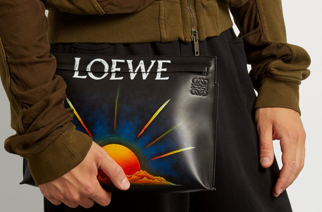 你也可以輕鬆駕馭的奢侈時尚！西班牙奢華品牌 Loewe 即將推出秋冬新品「手繪皮革包」