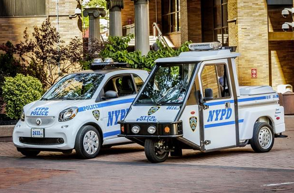 瘋狂塞車怎麼辦!? 來看紐約警察鑽車陣、開罰單專用的超小型車！