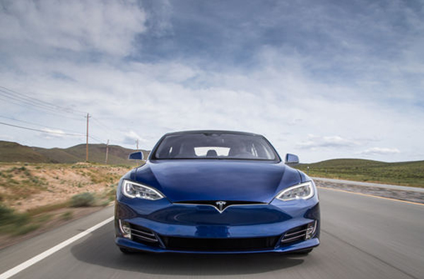 「好快」與「超快」的不同！Tesla Model S「P90D」單挑「P100D」！就算無聲仍然勁道十足！