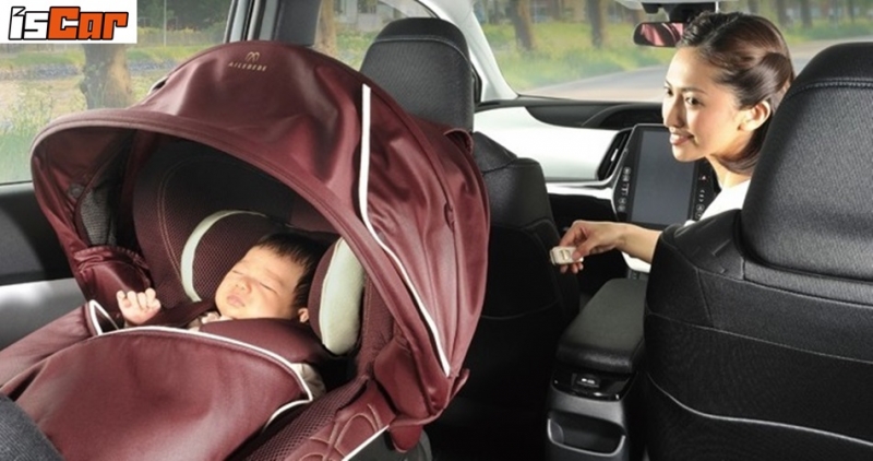 日本兒童汽車座椅越來越講究，不但有遮陽簾，還可電動啟閉！