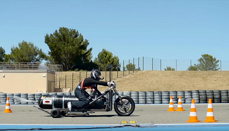 0-100km/h只需「0.5秒」海放Bugatti！！ 超狂「水火箭」動力打造男子漢的三輪車