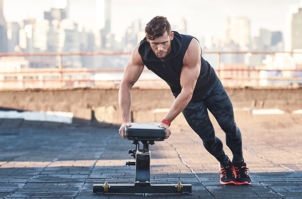 4式健身動作呼叫「全身肌肉」！而你只需要準備這組神器：啞鈴與長凳