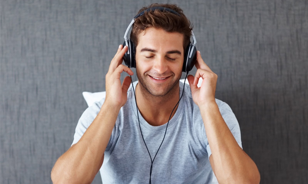 別懷疑，你的聽覺已經退化！五大傷耳習慣讓你年輕就重聽