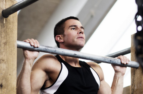 想做引體向上訓練背部肌肉，在家要怎麼練?