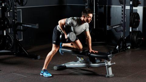 居家健身鍛鍊背肌!「俯身啞鈴划船」的5種要點,還能強化二頭肌!