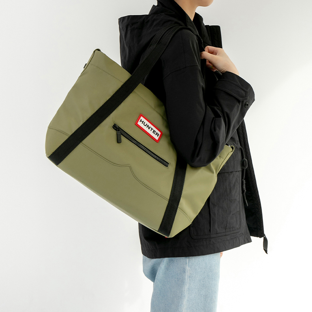 梅雨季怎穿搭？5款「防水包」推薦：TNF、RAINS、PRADA 一次看