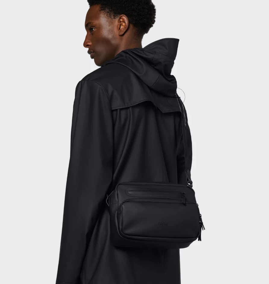 梅雨季怎穿搭？5款「防水包」推薦：TNF、RAINS、PRADA 一次看