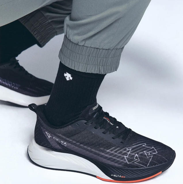 「DESCENTE DELTAPRO TEMPO」職業賽事跑步鞋為專門為比賽設計的訓練鞋款，使用具極佳彈性的Delta EX泡沫中底，即使在長跑過程中也能穩定地支撐雙腳，並提供舒適的貼合性。