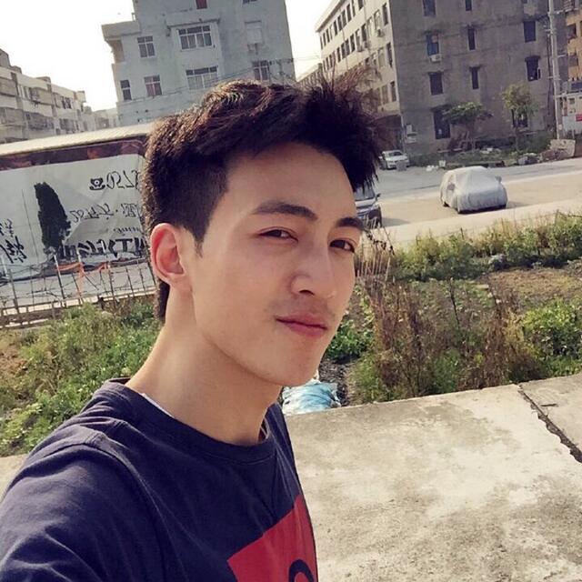 選錯角度 男神也崩壞 型男必學五大 自拍技巧 輕鬆拍出網帥照 Manfashion這樣變型男